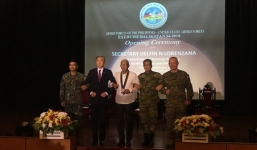 Trung Quốc đặt tên lửa trên đảo nhân tạo, Mỹ và Philippines tập trận