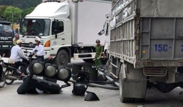 Xe tải húc đổ bốt CSGT, cuốn xe máy vào gầm, 2 người thương vong
