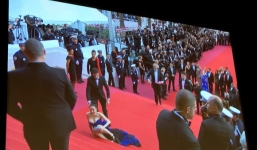 Đến hẹn lại lên: Hoa hậu Quý bà Trung Quốc ngã sõng soài tại thảm đỏ Cannes, cố tình khoe vòng một như muốn 'trào ra'