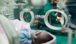 Khoảnh khắc đẹp: Hai mẹ con mỉm cười chào nhau trong lần gặp đầu tiên