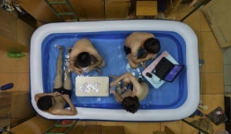 Khi nắng nóng mà không có điều hòa, người ta đã nghĩ ra những phương pháp chống nóng không thể tin nổi