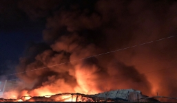 Hiện trường vụ cháy kinh hoàng ở Sài Gòn, 200 cảnh sát PCCC 'chiến đấu' với lửa