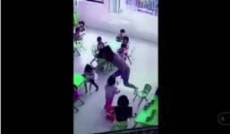Clip 'Cô giáo mầm non bất ngờ rút ghế khiến bé gái ngã ngửa giữa lớp'khiến dư luận Trung Quốc phẫn nộ