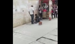 Hành hung người ăn mày giữa phố, thanh niên châu Phi bất ngờ bị người dân lao đến đánh