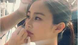 Tái xuất sau khi sinh em bé, Kim Tae Hee được ngợi khen là 'bà mẹ bỉm sữa đẹp nhất thế giới'