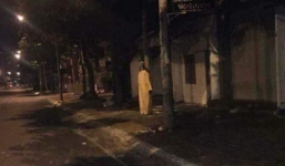 Chuyện đêm muộn: Bóng trắng đứng thập thò bên vỉa hè khiến người qua đường được một phen giật mình tập thể