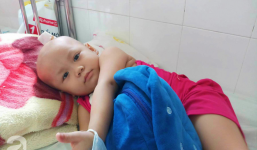 Nước mắt của bé gái 4 tuổi bị ung thư máu đang mất dần cơ hội chạy chữa: 'Có phải không tiền, con sẽ chết hả mẹ?'