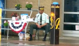 Hệ thống siêu thị Walmart Mỹ bị chỉ trích dữ dội vì để cụ già ngồi giữa cơn mưa mà không cho vào trong trú