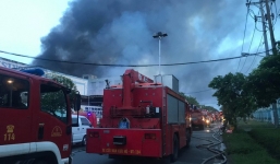 Đang cháy lớn tại công ty rộng 1.500 m2 ở Sài Gòn