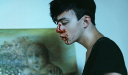 Con gái bị phạt vì đánh bạn chảy máu, mẹ phát hiện sự thật khiến cả trường câm nín