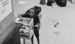 Hình ảnh đẹp: Cụ ông vô gia cư bỏ tiền lẻ vào thùng quyên góp ủng hộ người nghèo ở chợ Đồng Xuân