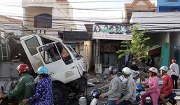 Vũng Tàu: Kinh hoàng xe bồn tông sập nhà dân