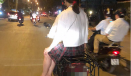 Thanh niên dùng xe máy cũ lắp giá sắt chở hàng vẫn tự tin đèo bạn gái đi chơi