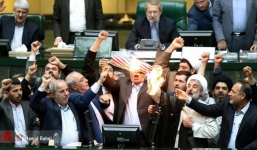 Nghị sĩ Iran đốt cờ Mỹ trước quốc hội, hô vang “cái chết dành cho nước Mỹ”