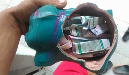 Thanh niên giấu heo đất lên trần nhà cho chắc mà vẫn bị trộm mất, còn bonus thêm cả đống vé số cào rồi