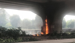 Hà Nội: Người dân đốt rác cháy luôn cả hộp điện dưới gầm cầu