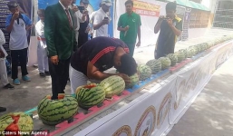 Võ sư phá kỷ lục thế giới về đập vỡ dưa hấu bằng đầu