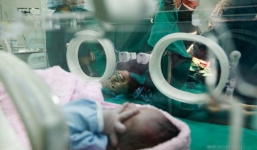 Bức ảnh sản phụ rạng rỡ đón con đầu lòng gây 'bão' MXH và câu chuyện cảm động đằng sau