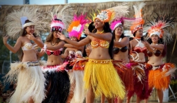 Hòn đảo kỳ lạ nơi con trai được các đàn chị dạy “yêu” từ độ tuổi 13