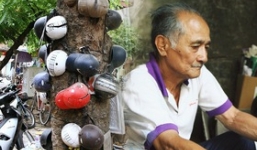 Chuyện về cụ ông Hà Nội phía sau cây cổ thụ treo hàng chục chiếc mũ bảo hiểm sứt mẻ trên đường Trần Hưng Đạo