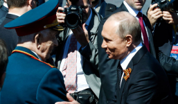 Tổng thống Putin phá rào an ninh bắt tay, chào hỏi cựu binh muốn tiếp cận mình