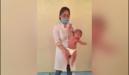 Màn mát xa như làm xiếc cho trẻ sơ sinh gây đau tim nhất lịch sử