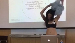 Mỹ: Bị giáo sư chỉ trích khi mặc quần ngắn, cô gái lột đồ ngay giữa buổi thuyết trình tốt nghiệp