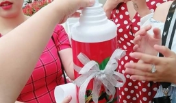 Nhóm bạn tặng quà cưới là một cái phích chứa đầy tiền, cô dâu chú rể phải gắp từng phong bì ra mới đếm được