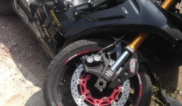 Vũng Tàu: Xe PKL đắt tiền va chạm với trụ điện, cả 2 cùng nát còn người thì nhập viện