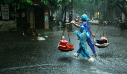 Sau bao ngày nắng nóng đổ lửa, Hà Nội đã có mưa trên diện rộng