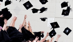Mỹ: Reo hò, huýt sáo, gọi tên bạn khi nhận bằng tại lễ tốt nghiệp sẽ bị phạt hơn 1000 USD