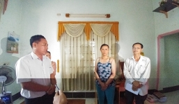 Vụ còng tay bé gái 13 tuổi: 15 cán bộ đến tận nhà xin lỗi, gia đình không chấp nhận