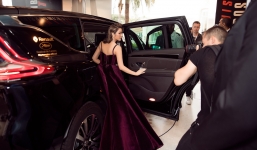 Ngày 3 lên thảm đỏ Cannes, Lý Nhã Kỳ chuyển hẳn sang tông tím từ váy áo đến makeup chuẩn quý cô thập niên 80