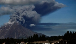 Núi lửa phun trào, Indonesia gấp rút sơ tán người dân