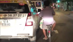 TP.HCM: Người đàn ông thản nhiên bám xe taxi đi suốt một đoạn đường dài vì lười đạp xe