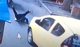 Trung Quốc: Bé trai bất cẩn ngã từ xe máy xuống đường rồi bị xe cán, người mẹ vẫn không hề hay biết