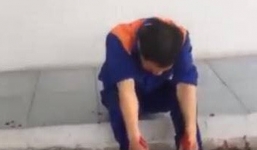 Nhân viên cây xăng bị khách hàng đánh khóc nức nở do nghi ngờ bán thiếu