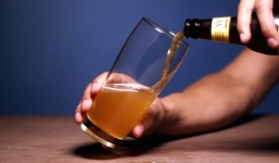 Rót bia có bọt hay không có bọt mới đúng: 99\% người uống đang rót sai, ảnh hưởng sức khoẻ