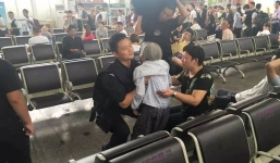 Cụ bà 80 tuổi thiếu giấy tờ nên không được lên tàu, sĩ quan cảnh sát đã làm một việc khiến tất cả mọi người cảm động