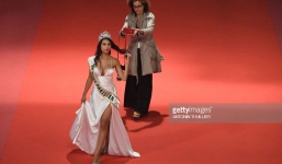 Thêm trò lố tại LHP Cannes: Hoa hậu Pakistan khoe ngực, đeo dải băng và đội vương miện vì sợ không ai nhận ra