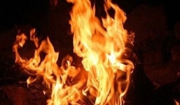 Giận chồng cờ bạc, vợ cùng con nhỏ tẩm xăng tự thiêu