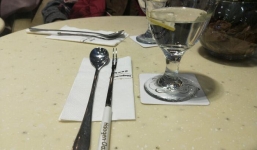 Nắng nóng đi ăn kem, người phụ nữ thấy 'vật thể lạ' trong miệng lại tưởng đá lạnh, ai ngờ đó lại là thứ khủng khiếp