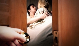 Chồng đi làm về lúc nửa đêm thì phát hiện vợ đưa trai lạ đến nhà, phản ứng của anh khiến cả vợ và gã nhân tình xấu hổ không biết giấu mặt đi đâu