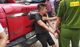 Mang súng, kiếm đi đánh ghen vợ 'hờ' bị công an vây bắt