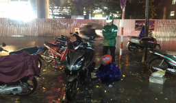 Chùm ảnh: Giao thông Hà Nội tê liệt vì ngập sâu, ô tô, xe máy chết máy hàng loạt.