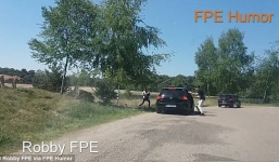 Ra khỏi xe chụp ảnh, cả gia đình bị báo đốm đuổi suýt chết