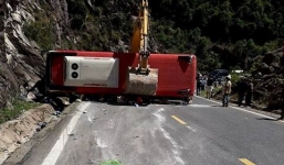 Phó Thủ tướng yêu cầu điều tra nguyên nhân vụ lật xe khách khiến 23 người thương vong