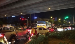 Dân Hà Nội vật vã về nhà trong đêm khuya sau 4 giờ mưa lớn, ngập sâu