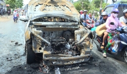 Hai cha con thoát chết khi ô tô 7 chỗ bốc cháy trên Quốc lộ 53