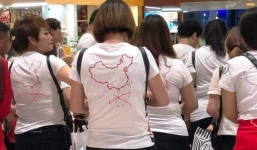 Xử lý nhóm du khách TQ mặc áo hình đường lưỡi bò ở sân bay Cam Ranh